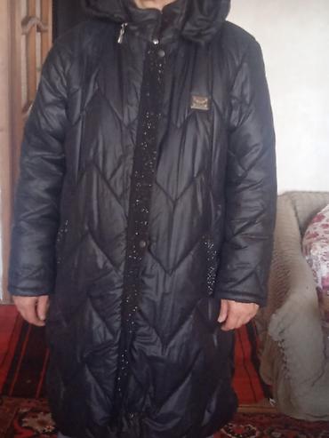 termo geyim: Qara rəngli uzun qadın qış gödəkçəsi. Model qalın və isti — 1
