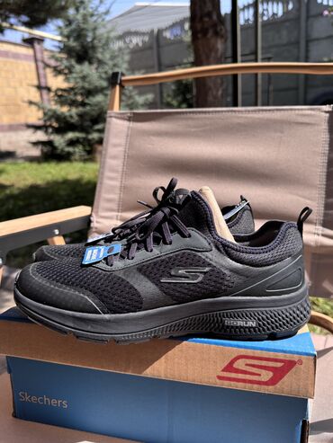спортивный купальник с шортами: Мужские кроссовки, 42, Skechers, Новый, цвет - Черный, Самовывоз, Платная доставка
