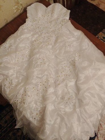 свадебное платье 50 размер: Продаю свадебное платье. Одевалось 1 раз. Размер S - M - L Ленточки на