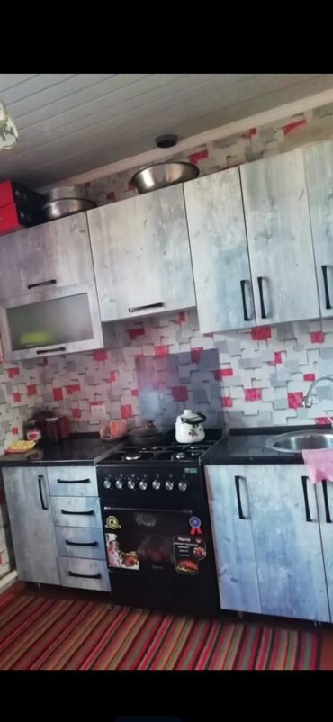 сдаю дом на длительный срок рядом просп жибек жолу бишкек: 45 м², 3 комнаты, Парковка, Забор, огорожен