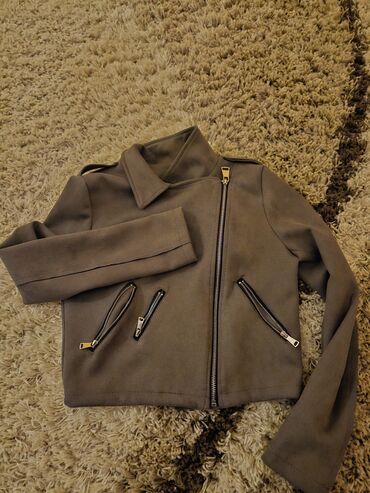 zimska kožna jakna sa krznom: Jaknica u sivoj boji 
kraci model