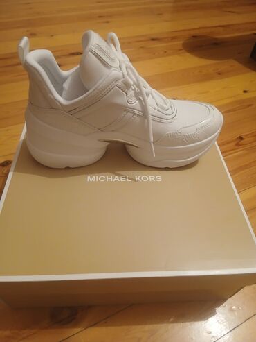 Tuflilər: Michael Kors brendinin ağ rəngli qadın krosu. Bu kros gündəlik geyim