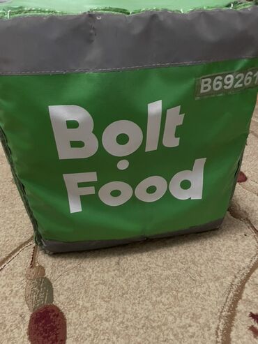 Kuryer çantaları: Bolt Food çatdırılma çantası. Yeməklərinizi təzə və ya isti saxlamaq