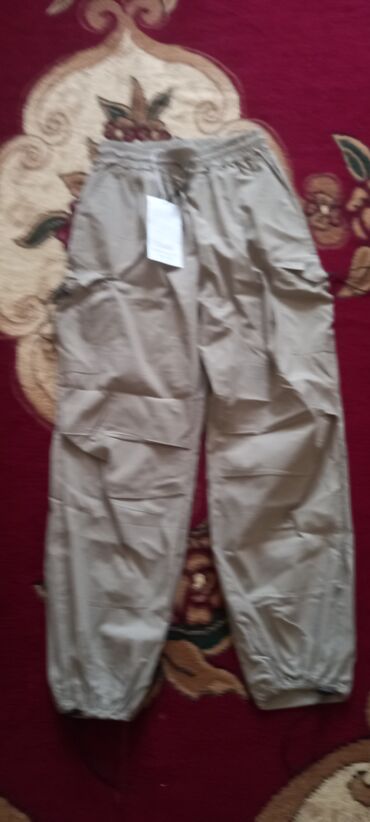 Yenidir hec geyinilmeyib .etiketi uzerindedir.bej 2 xl razmer