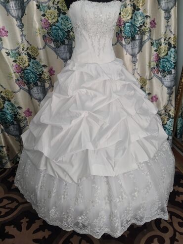Свадебные платья: Пышное, необычное 42-44-46 размер. Можно одеть болеро с рукавом и