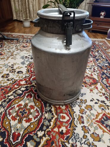 цистерна для перевозки молока: Алюминиевая молочная фляга с крышкой-захватом. Характеристики: -