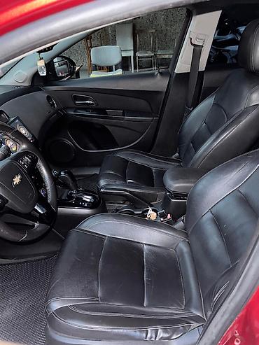 cankan masin: Chevrolet Cruze sedan – qırmızı rəngli, Azərbaycan nömrə nişanı ilə — 6
