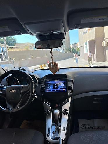 cruze purjun: Avtomobil qadın tərəfindən idarə olunub, səliqəli saxlanılıb. Mühərrik — 7