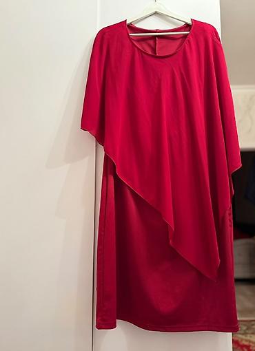 Qırmızı paltar - Model: asimmetrik kəsimli, üst hissədə pelerin tipli