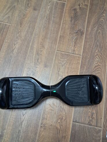 Giroskuterlər: Şəkillərdə görünən bu qara rəngli hoverboard, hamar səthli dizaynı ilə — 1