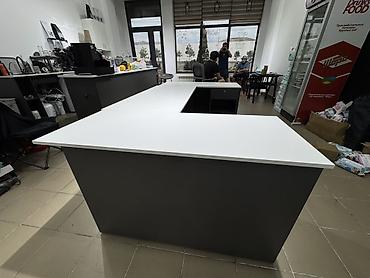 table study: Стойка/ресепшен или стол для магазина, офиса или кофейни. Есть полка — 4