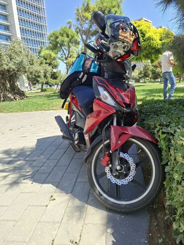 Akkumulyatorlar: Şəhər gəzintiləri üçün ideal olan qırmızı rəngdə motosiklet. Disq