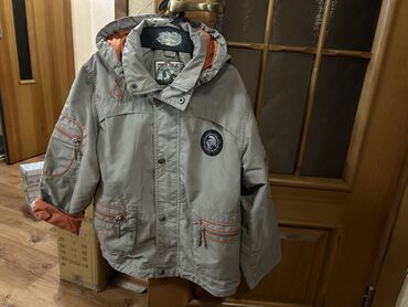 Верхняя одежда: 1)Детская демисезонная курточка- ветровка. На 7-8 летПод дождем не