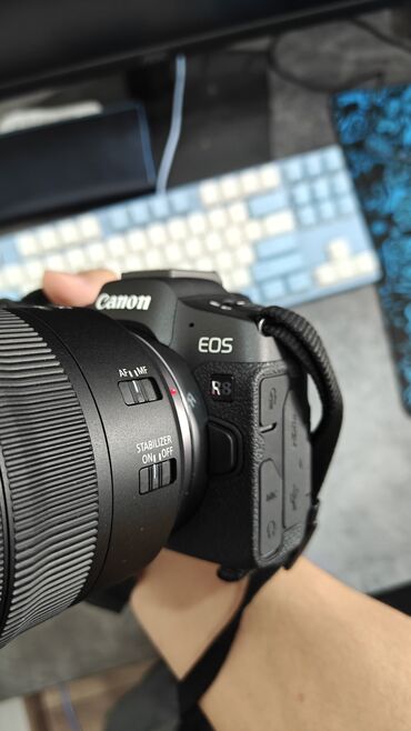 куплю старые фотоаппарат: Беззеркальная камера Canon EOS R8 с зум-объективом Canon RF 24–105mm