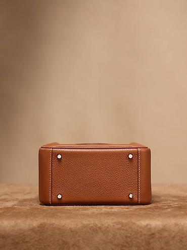 Torbe: Kožna torba u boji konjaka – kompaktan model sa ručkama - Materijal — 5