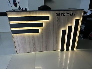 Офисная мебель на заказ: Qeydiyyat üçün resepsiyon masası - Müasir dizayn: Açıq palıd — 1