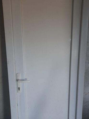 Plastik qapılar: Ağ rəngli plastik (PVC) qapı - Material: PVC profilli, hamar ağ panel