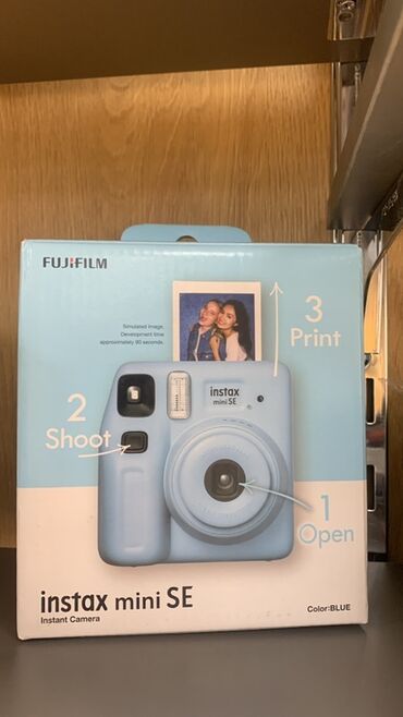 фотоаппарат с мгновенной печатью: Новая камера моментальной печати Fujifilm Instax Mini SE в голубом