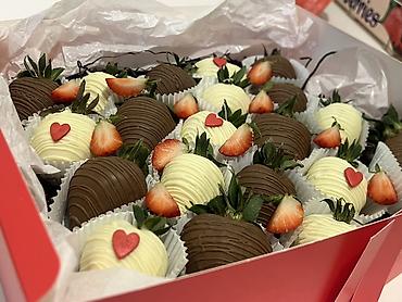 Съедобные букеты: Набор клубники в шоколаде в подарочной коробке. - Крупные свежие — 8