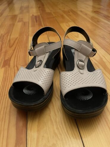 Gündəlik donlar: Qadın paltarı – bej rəngli, ağ xallı - Üslub: midi uzunluqda, aşağı — 23