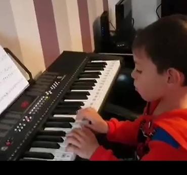 dr kong: Sintezator. Təzə. Qutuda 5 oktava 61 klaviş Pianino səslidir. Əlavə — 2