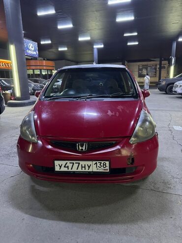 Honda: Хэтчбек Honda Fit красного цвета. Этот компактный автомобиль удобен