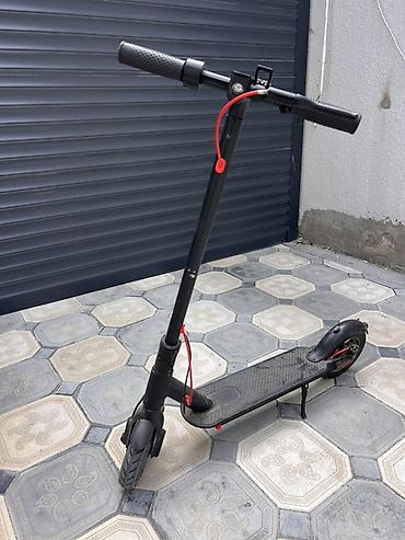 explore smart samokatları: Elektrik skuter – şık qara dizayn, LED displeyli - Korpus: yığcam və — 2