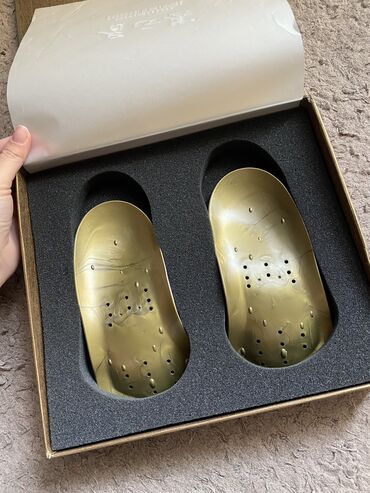 женская и мужская парфюмерия: Продаю Алтын батек оригинал. Размер 38-39