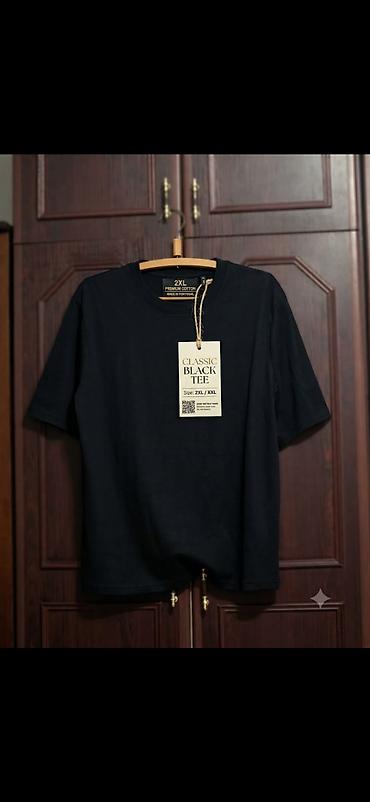 kişi geyimi: Klassik qara T‑şört - Model: Classic Black Tee - Ölçü: 2XL / XXL - — 1
