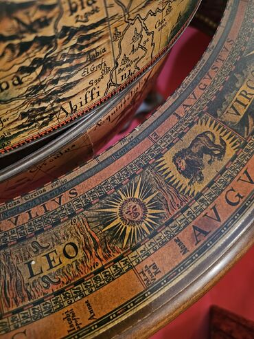 Ostali stilski dekor: Dekorativni globus sa postoljem od drveta, idealan za uređenje na lalafo.rs — 14 Ostali stilski dekor: Dekorativni globus sa postoljem od drveta, idealan za uređenje — 14