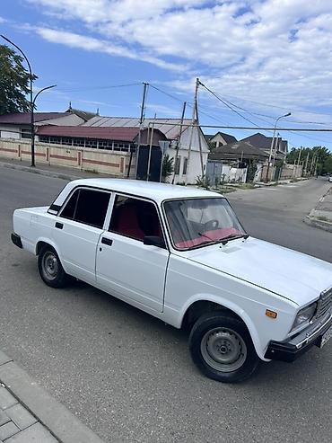 avto aksesuar kredit: VAZ 2107, ağ rəng, salon yenilənmiş. Xüsusiyyətlər: - Korpus: sedan — 8