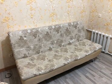 диван длинный: Диван-кровать, цвет - Белый, Б/у