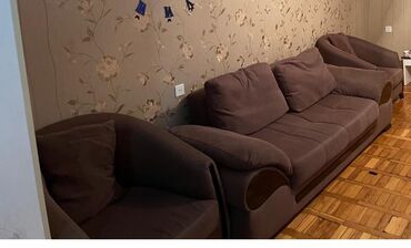 Salon masaları: Divan ve 2 eded kreslo. yaxsi veziyetde. ağır materialdan. geniş