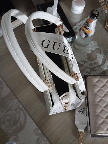celine torbe: GUESS set – torba i novčanik u svetloj, krem/beloj boji - Brend — 1