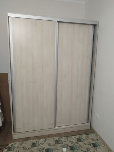 продается кухонный шкаф: Двустворчатый шкаф-купе с раздвижными дверями. Фасады выполнены в