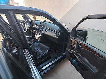 Mercedes-Benz: Mercedes-Benz E-Class: 3.2 l | 2002 il Sedan — 14
