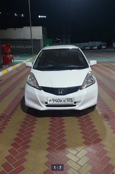 авто последюшим выкупом: Белый хэтчбек Honda Fit с российскими номерами. Автомобиль имеет