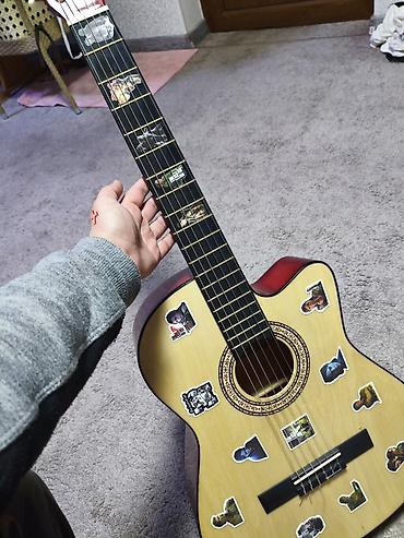 gitara qiymeti: Klasik gitara satilir. Ciziltisi falan yoxdur. İcinden acar ilede — 2