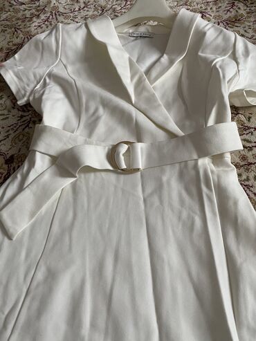 белое трикотажное платье с: Повседневное платье