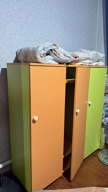 прикроватные тумбочки на колесах: Детский шкаф-купе (распашные двери) ярких цветов - Тип