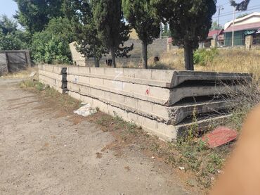 demir barmaqlıq: Düzbucaqlı formada, boz rəngli dəmir-beton plitələr. Plitələrin