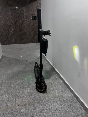 wolt canta: Qara rəngdə, yığcam dizaynlı elektrik skuter. Sürəti və batareyanı