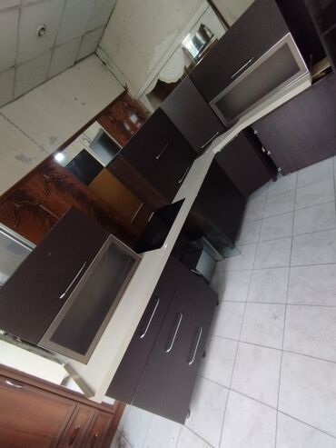 столешница для стола на заказ: Mətbəx mebeli_450azn. üstü mərmərdir qapıları MDF ölçüsü soyuducu yeri