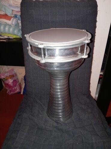 Синтезаторы: Alüminium gövdəli, dərisi vintlərlə tənzimlənən darbuka (dumbek)