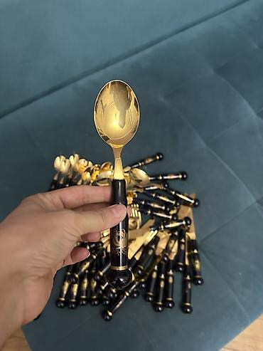 yataxt dəsdi: Qızılı tonlarda stolüstü dəst – bıçaq, çəngəl və müxtəlif ölçülü — 2