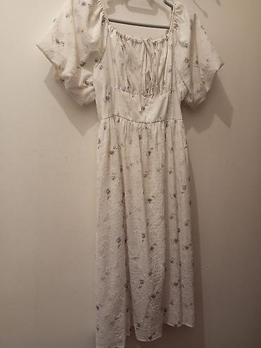 Şəxsi əşyalar: Ağ rəngdə, bənövşəyi çiçək naxışlı yay donu. - Model: midi uzunluq — 3