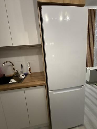Холодильник Indesit, классический белый, с нижней морозильной камерой