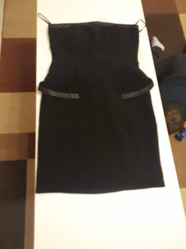 zenske crne farmerke: Zenska haljina crne boje,odgovara velicini M/L veoma