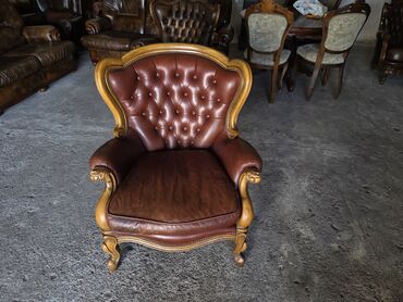 Stilske fotelje: Klasična fotelja od pune kože sa drvenim ramom - Tip: duboka salonska — 5