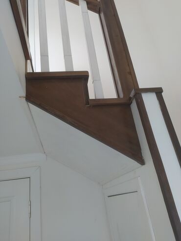 Деревянные лестницы: Деревянная лестница с окрашенными ступенями и белыми балясинами — 27